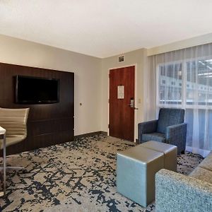 One-Bedroom Suite Mobility Access or Bath Tub